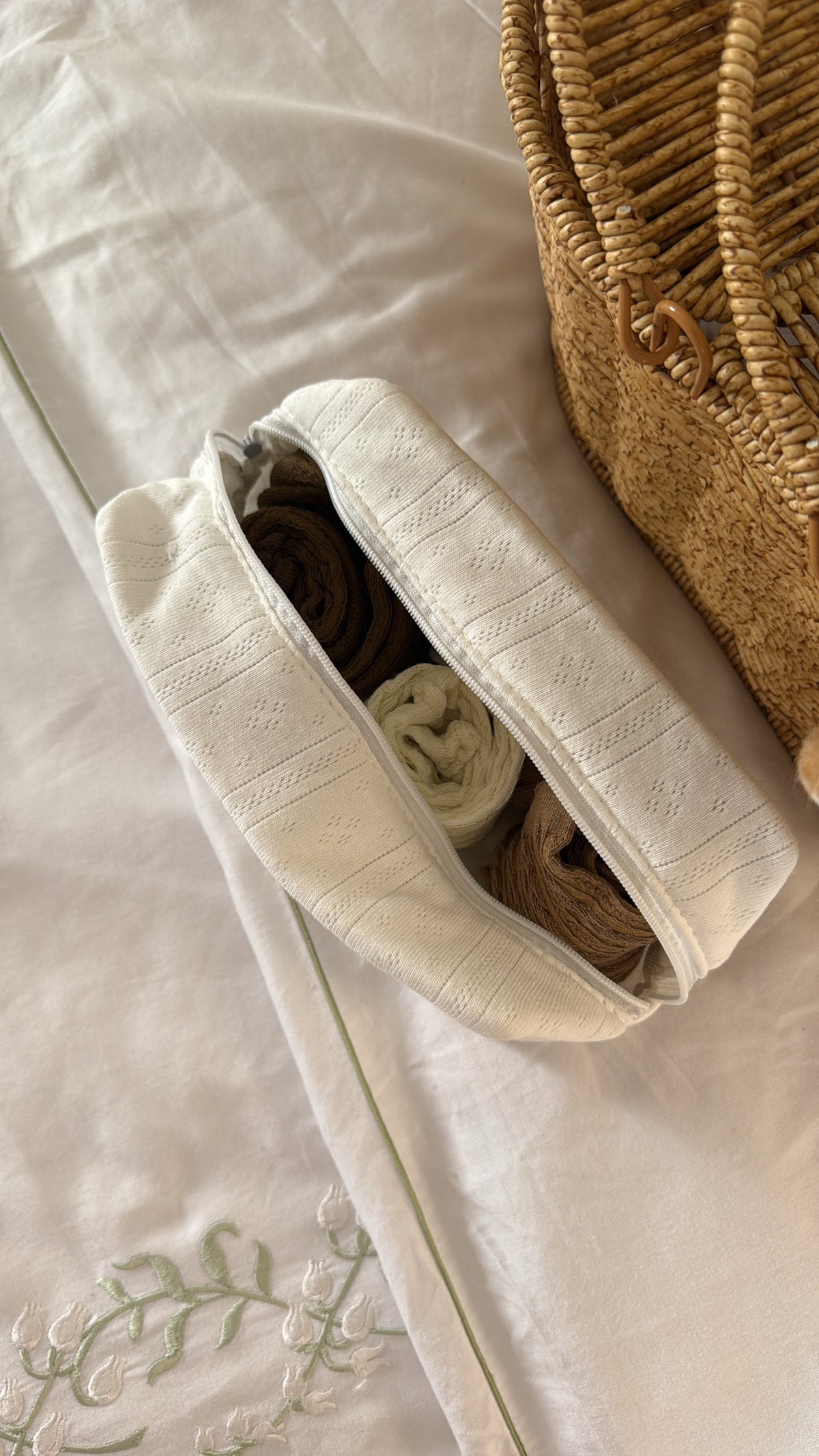 fawn basket (off shoulder sweater)